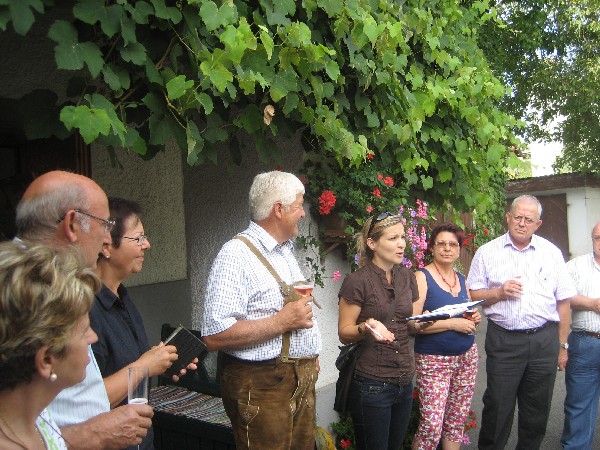 Spanische G�ste in einer steirischen Buschenschank